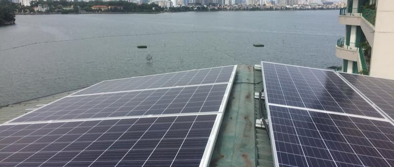 Tấm pin quang điện lắp trên mái, cận cảnh