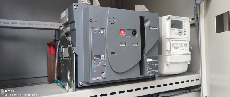 Aptomat tổng và công tơ điện tử đo sản lượng hoà lưới