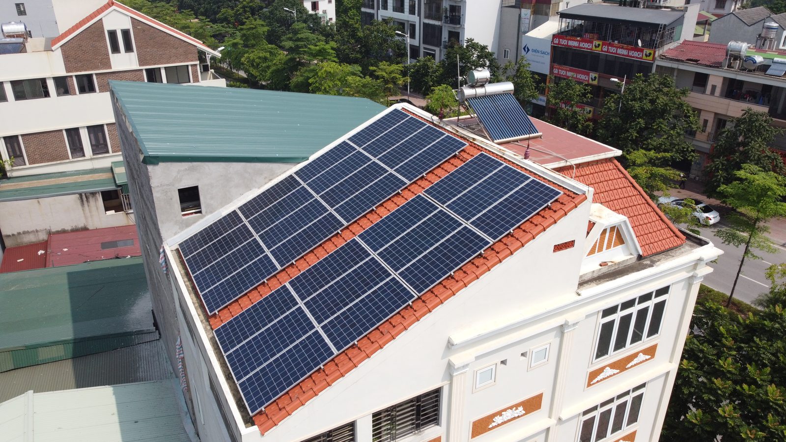 Hệ điện mặt trời áp mái trên nhà phố 3 tầng, mái ngói — nhìn từ trên cao