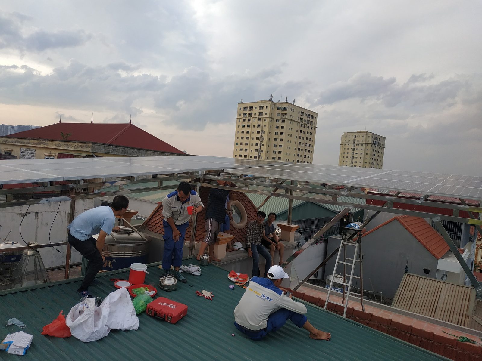 Đội kỹ sư BeeSolar đang dựng khung giàn trên mái