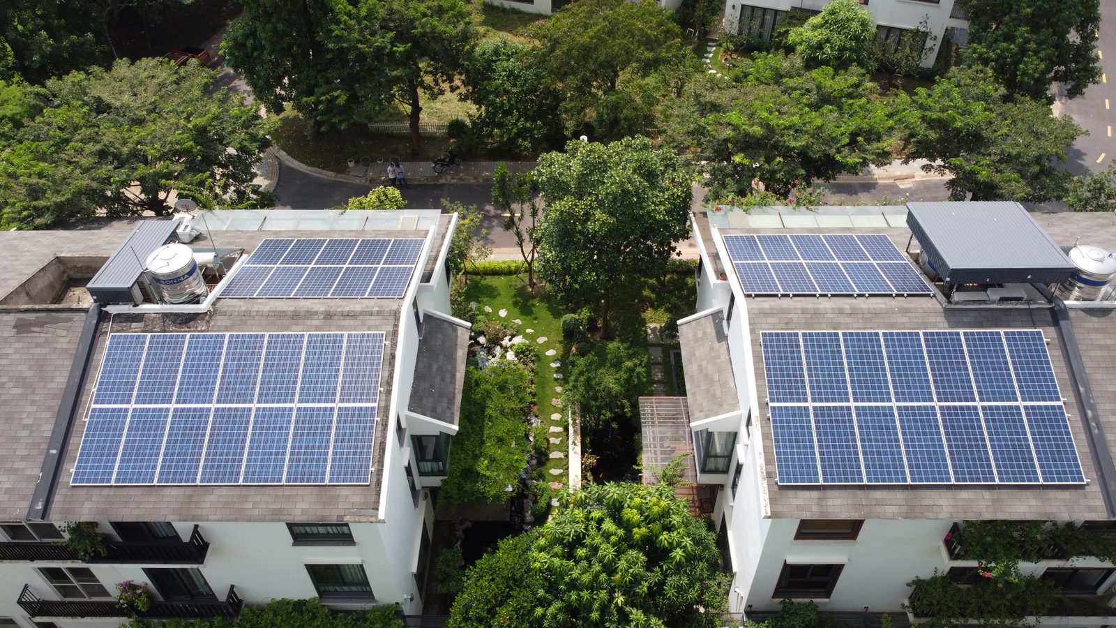 Hai biệt thự liền kề cùng lắp điện mặt trời áp mái