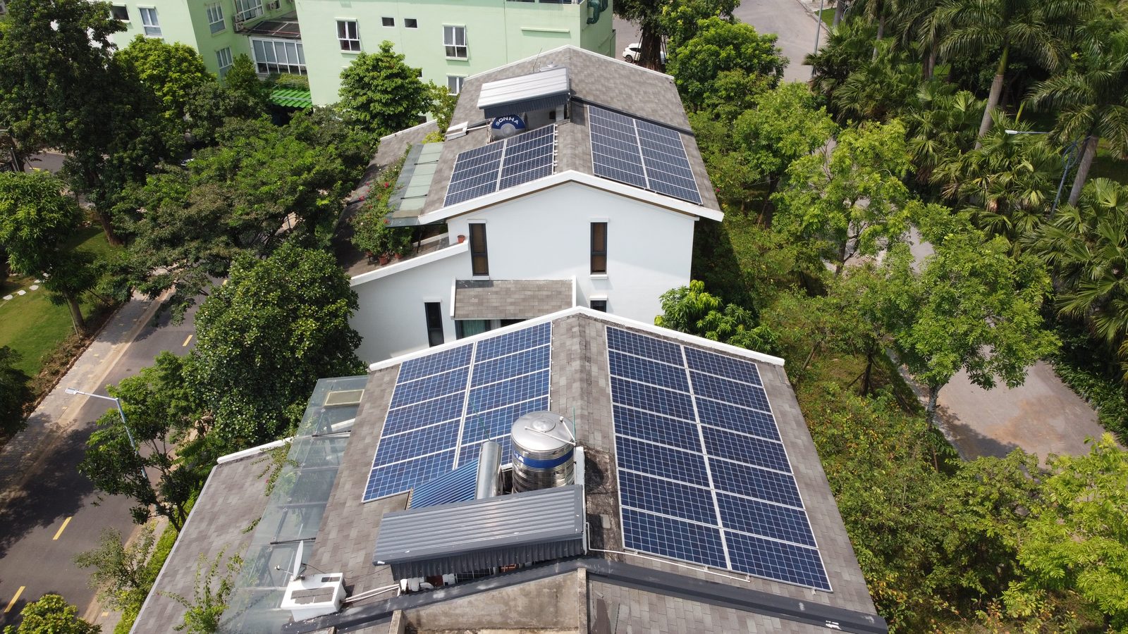 Dàn pin trên mái biệt thự giữa khu dân cư