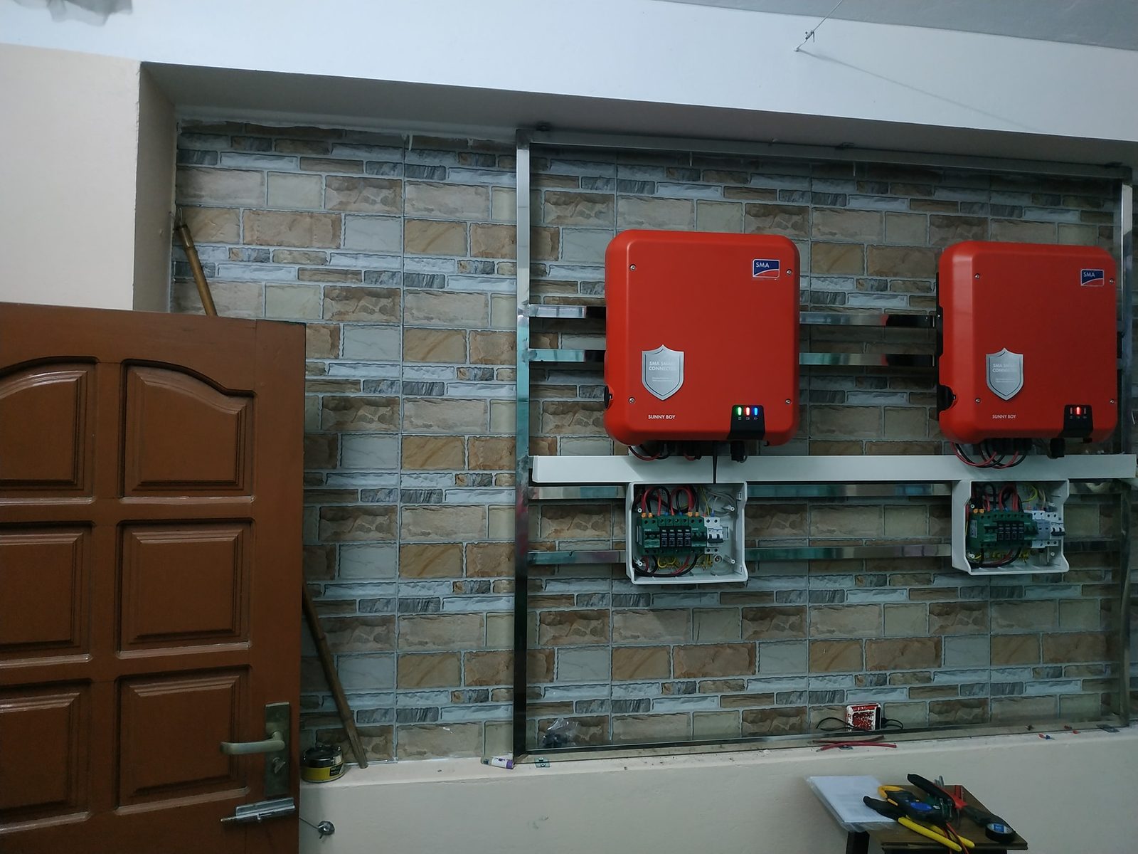 Hai inverter hoà lưới lắp trong nhà, đấu nối hoàn thiện