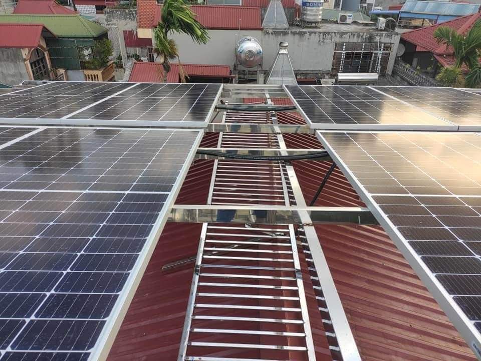 Cận cảnh khung rail nhôm trên mái ngói — thẳng hàng, kẹp đều tay