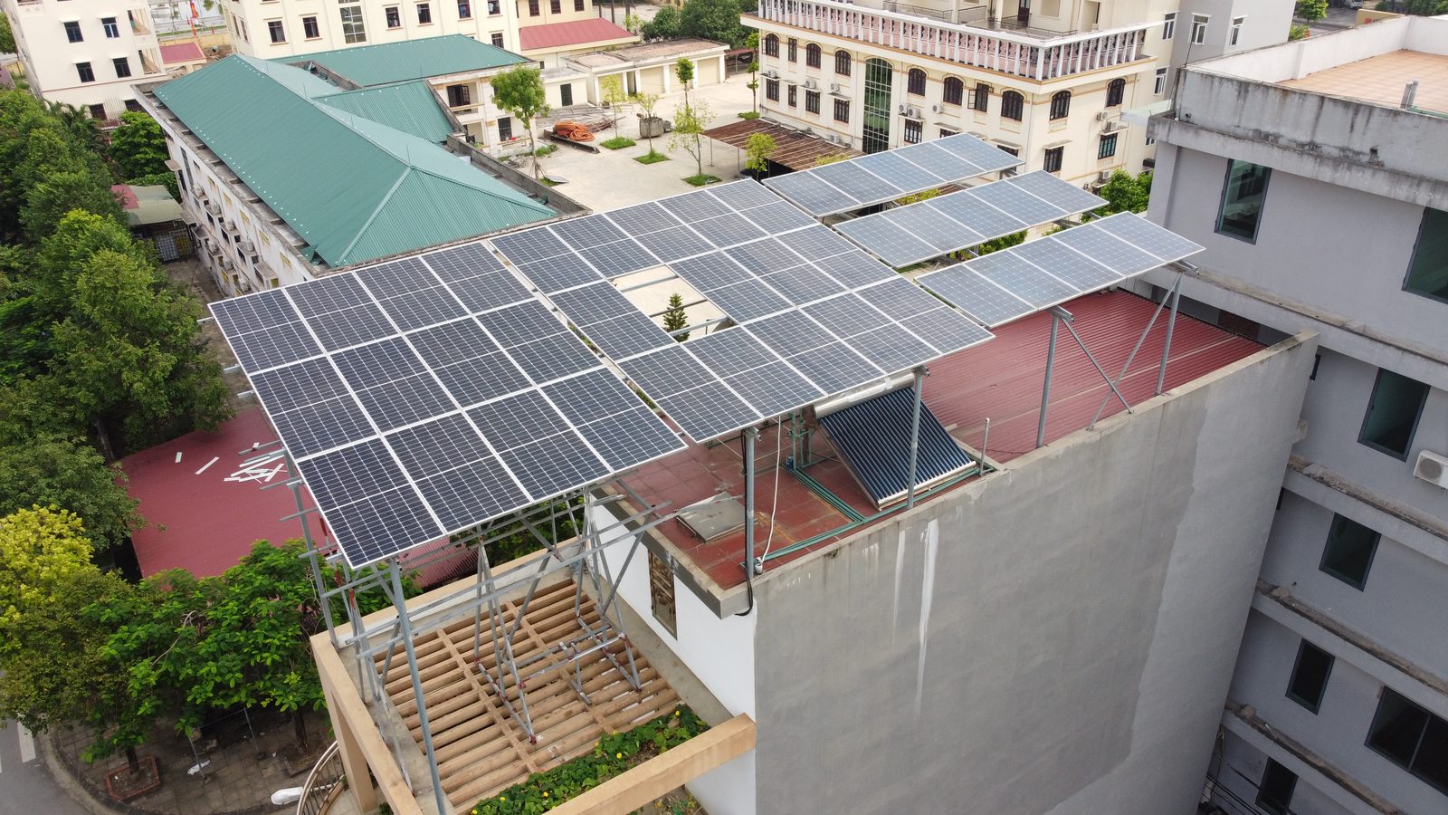 Hệ công suất lớn phủ kín mái, đã hoà lưới EVN