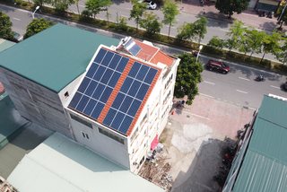Mái nhà lắp điện mặt trời dưới nắng gắt