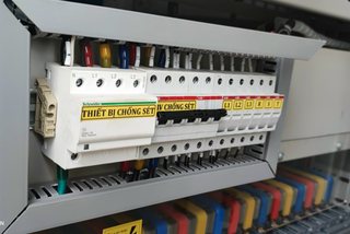 Tủ điện có thiết bị chống sét lan truyền